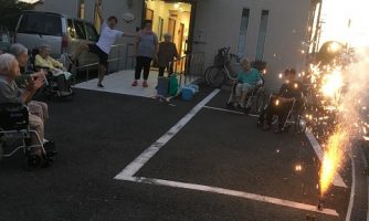 駐車場で花火大会★